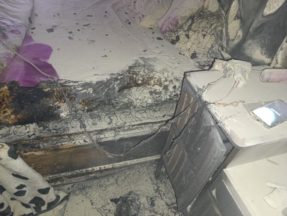 Prizde takılı şarj aleti evi yaktı