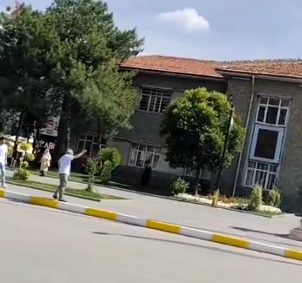 Elazığ'da Atatürk heykeline taşlı saldırı