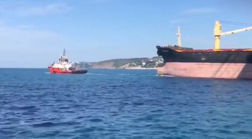 İstanbul Boğazı'nda arızalanan kuru yük gemisi kurtarıldı