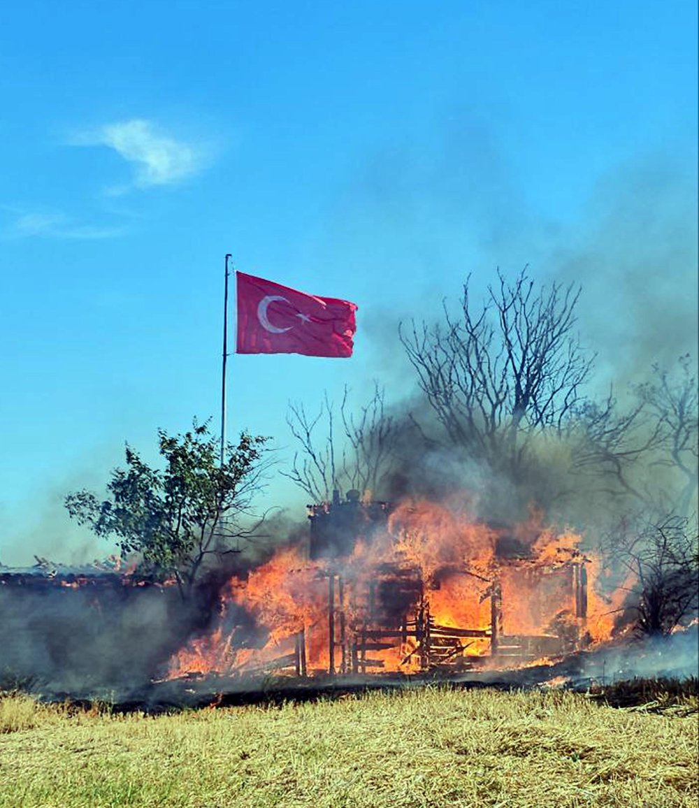 Edirne'de anız yangını ağıla sıçradı