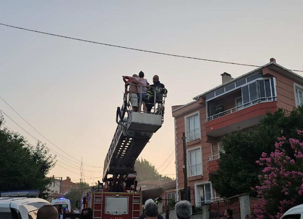 Edirne'de yangın! Binada mahsur kalan 1'i bebek 4 kişiyi itfaiye kurtardı