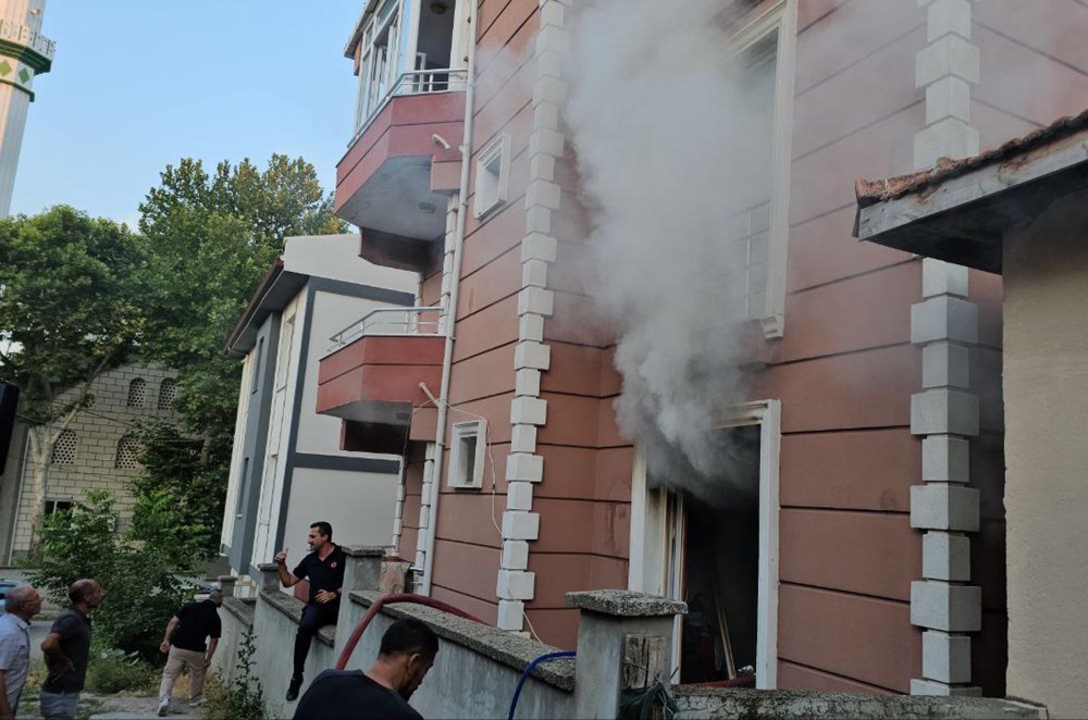 Edirne'de yangın! Binada mahsur kalan 1'i bebek 4 kişiyi itfaiye kurtardı