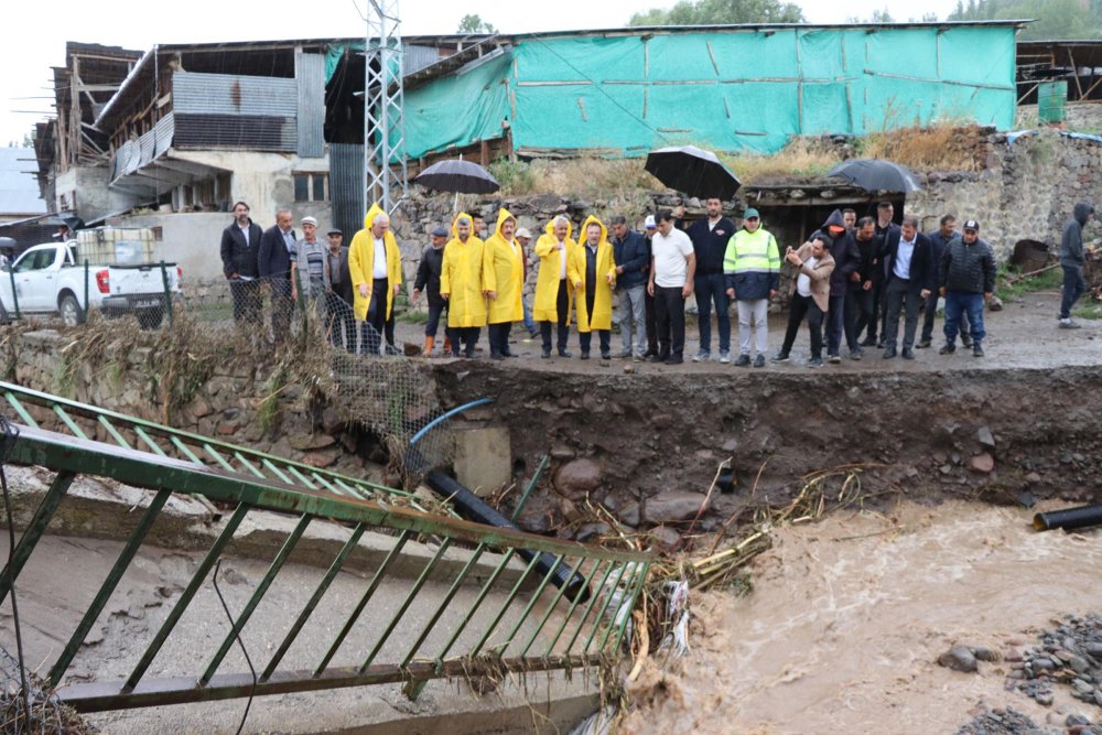 Erzurum Oltu’da sel suları köprüyü yıktı!
