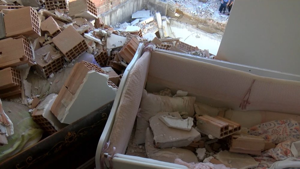 Sultangazi'de yıkım çalışması sırasında yan binanın duvarları yıkıldı