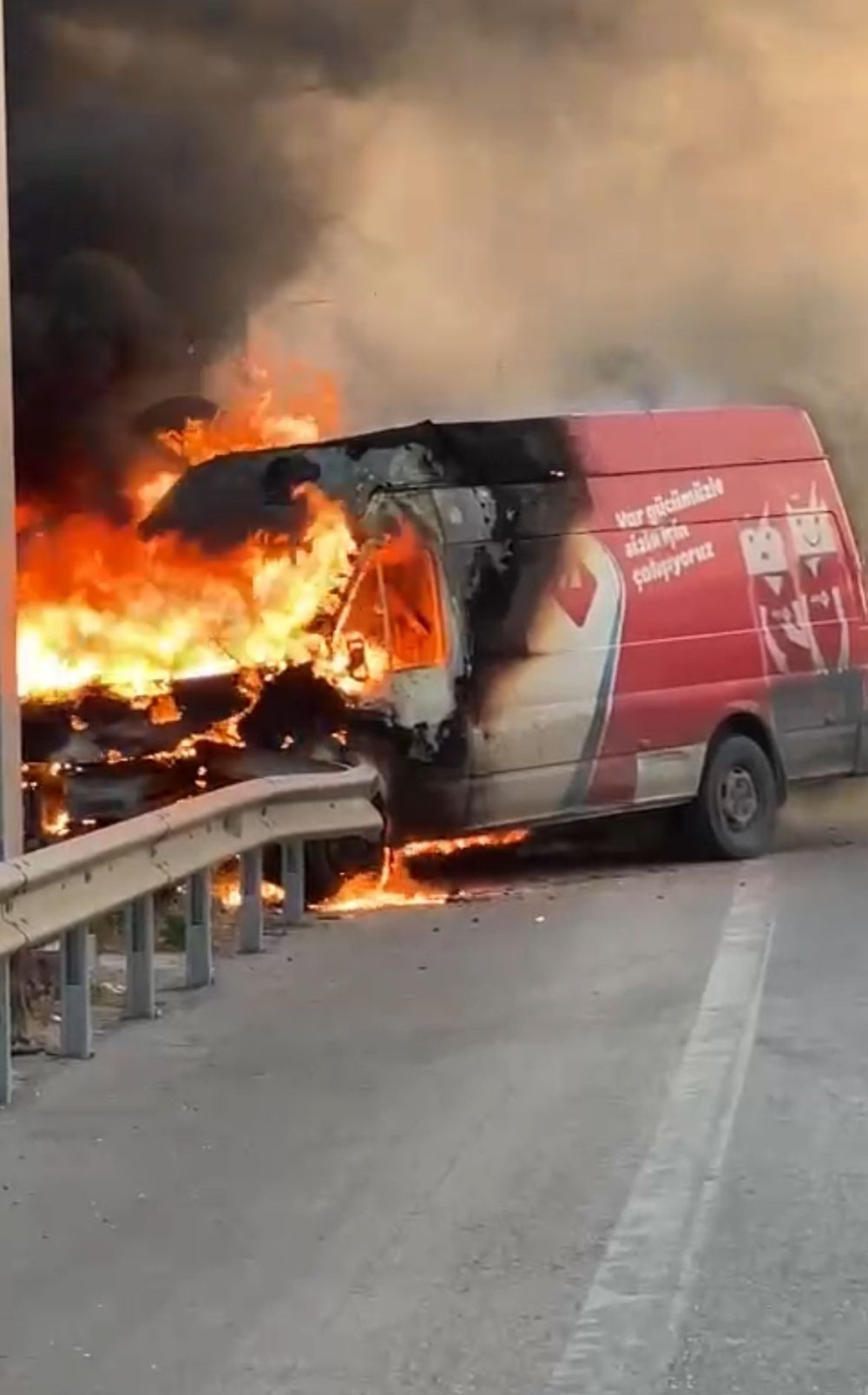 Bursa'da, bariyerlere çarpan minibüs alev alev yandı