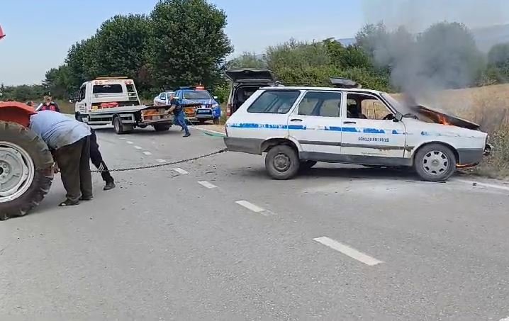 Kaza sonrası yanan otomobili jandarma söndürdü