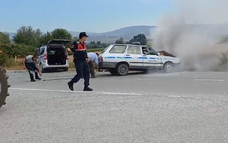 Kaza sonrası yanan otomobili jandarma söndürdü