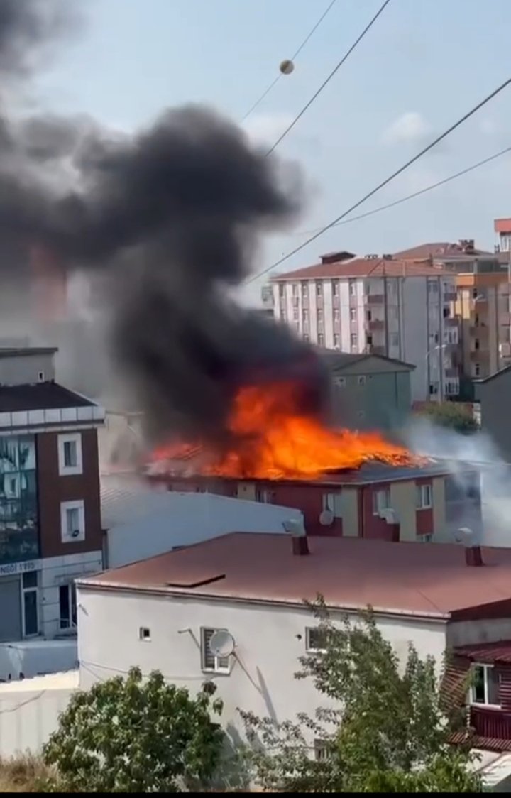 Ataşehir'de çıkan çatı katı yangınında patlama!
