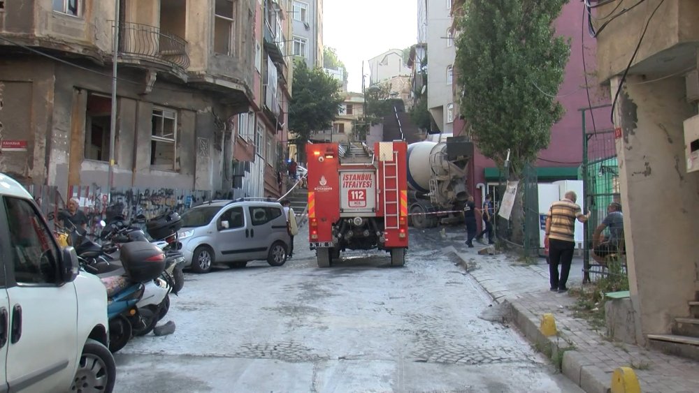 Fatih'te beton mikseri binaya çarptı!