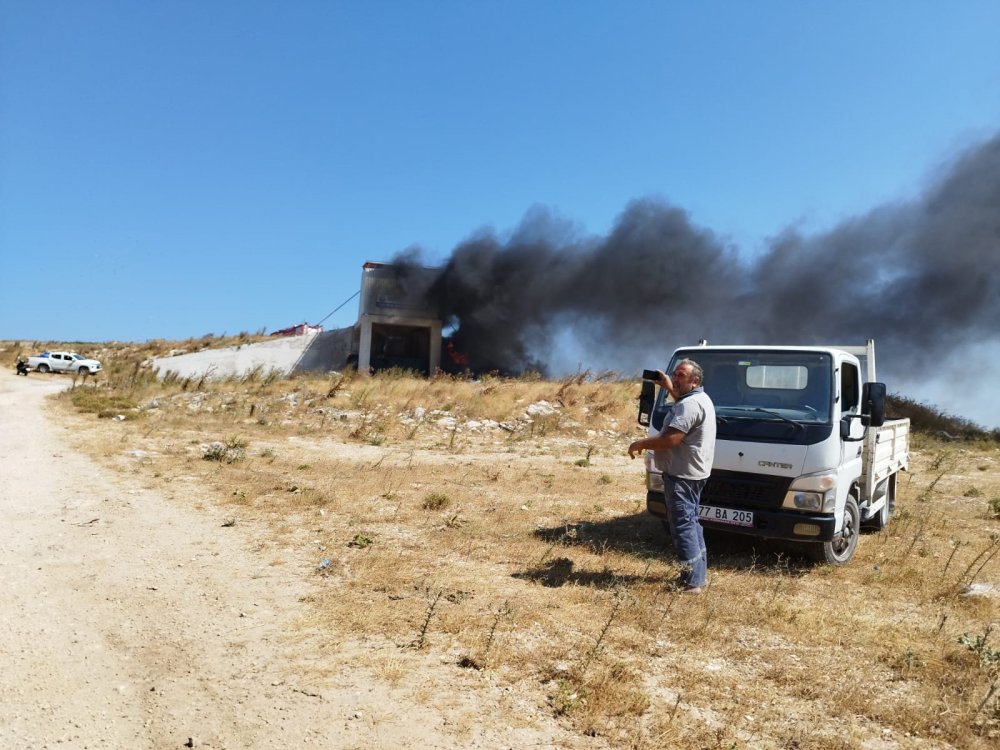 Balıkesir'deki katı atık aktarma tesisindeki yangın söndürüldü