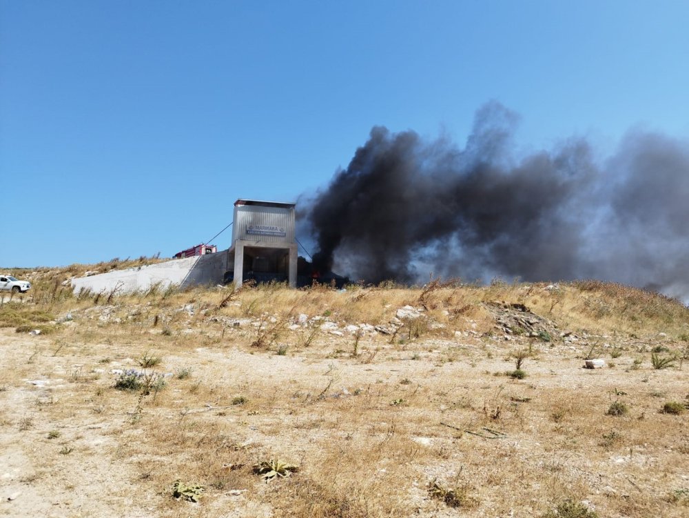 Balıkesir'deki katı atık aktarma tesisindeki yangın söndürüldü