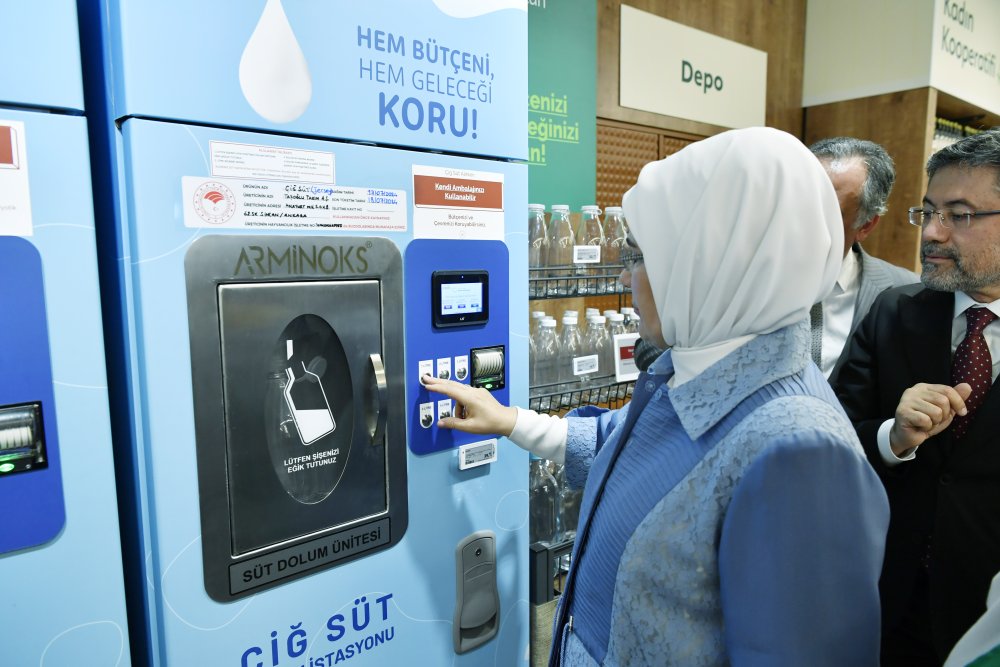 Emine Erdoğan atıksız alışverişi teşvik eden markete ziyaret etti