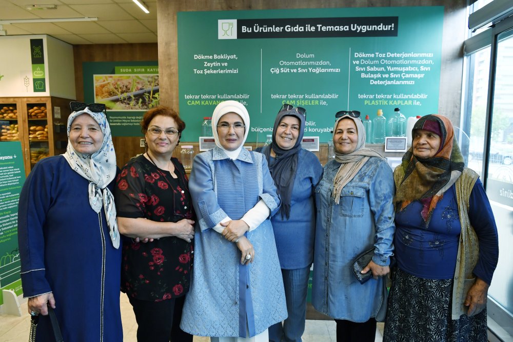 Emine Erdoğan atıksız alışverişi teşvik eden markete ziyaret etti
