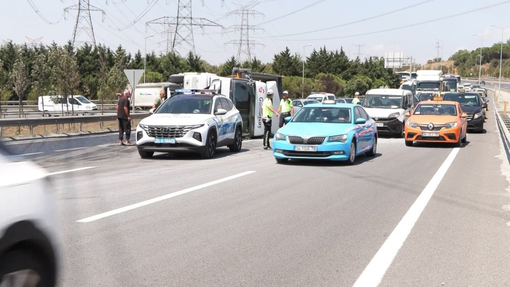 İstanbul'da hafriyat kamyonu devrildi: Tonlarca mıcır yola saçıldı, yoğun trafik oluştu