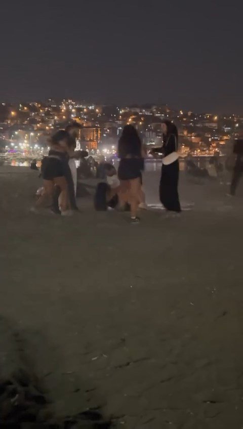 Büyükçekmece Sahili’nde kızlar saç saça baş başa kavga etti