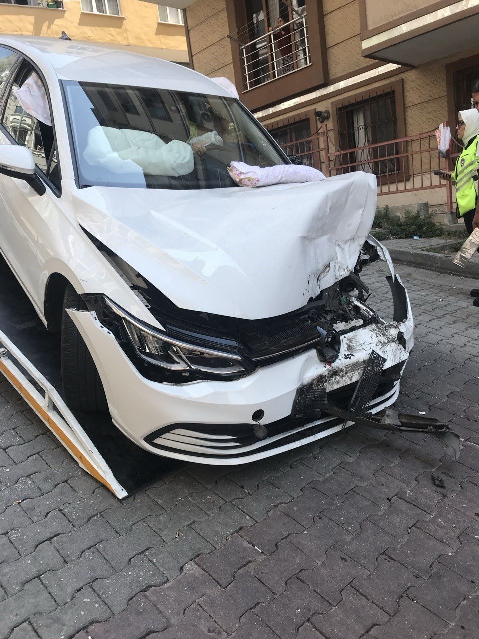 Feci kaza.. Kontrolden çıkan otomobil araçlara çarptı: Sürücü kendini araçtan dışarıya attı, yerlerde sürükledi