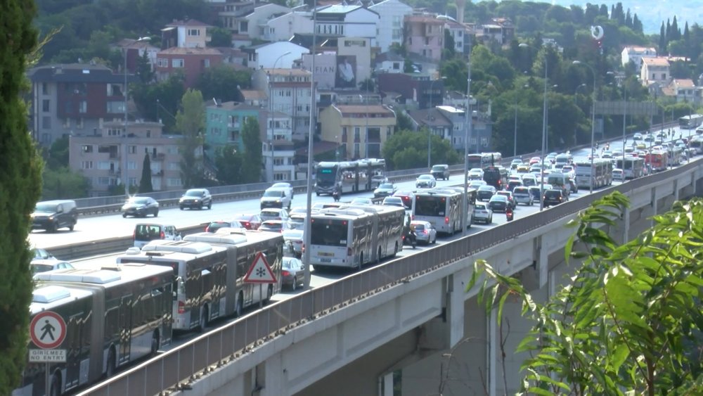15 Temmuz Şehitler Köprüsü’nde metrobüsle motosiklet çarpıştı!