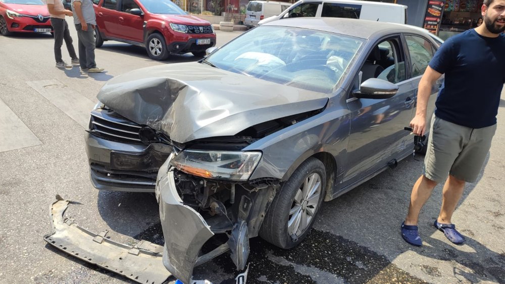 Keşan'da iki otomobil karıştığı kazada 5 kişi yaralandı