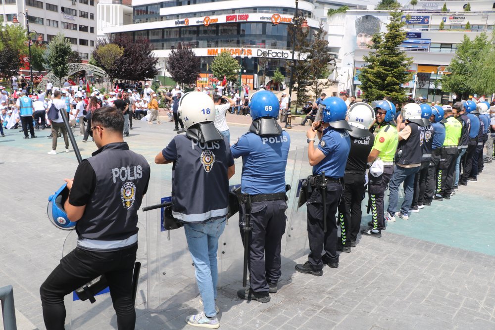 Memurların Bolu'dan Ankara’ya yürüyüşüne polis geçit vermedi