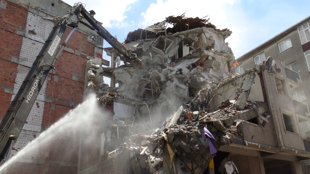 Avcılar'da hasarlı bina kontrollü yıkıldı
