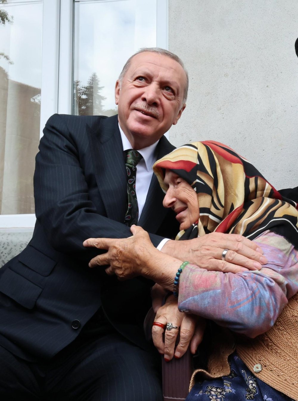 Cumhurbaşkanı Erdoğan, memleketi Rize'de komşularını ziyaret etti