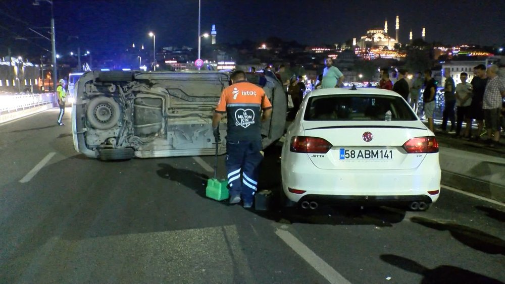 Galata Köprüsü'nde araç devrildi: 2 yaralı