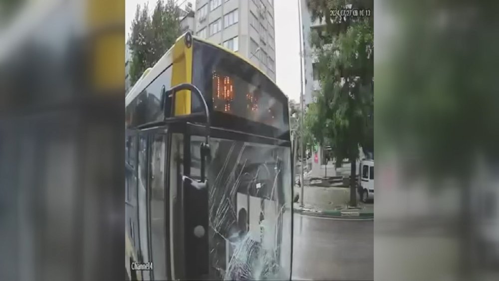 Otomobil belediye otobüsünü sıkıştırması sonucu kazaya neden oldu