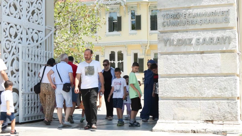 Restorasyonu tamamlanan Yıldız Sarayı'na vatandaşlar yoğun ilgi gösterdi