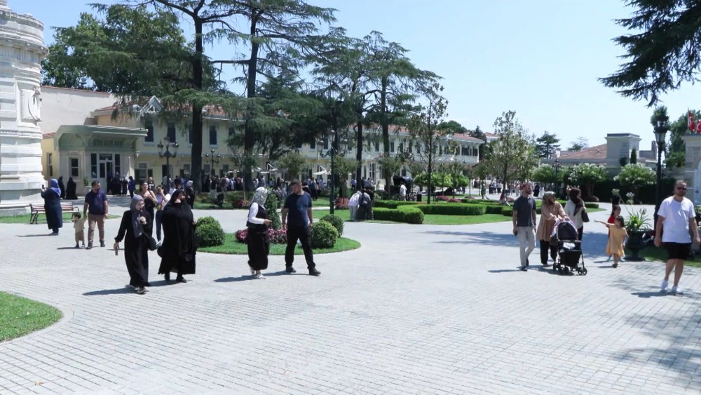 Restorasyonu tamamlanan Yıldız Sarayı'na vatandaşlar yoğun ilgi gösterdi