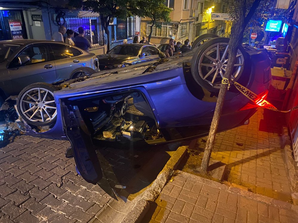 Beşiktaş’ta kontrolünü kaybeden otomobil, iki araca çarpıp takla attı