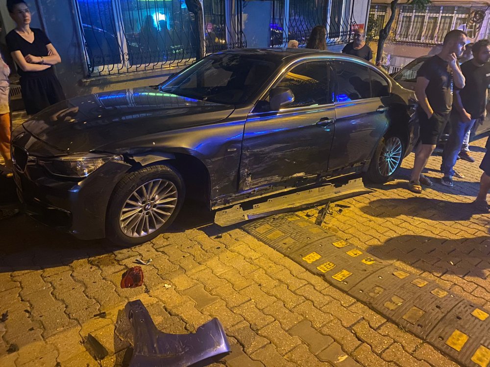 Beşiktaş’ta kontrolünü kaybeden otomobil, iki araca çarpıp takla attı