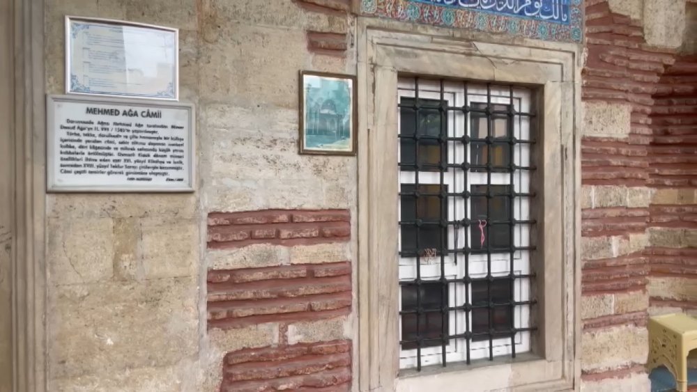 Fatih'teki 439 yıllık tarihi camiye plastik pencere!