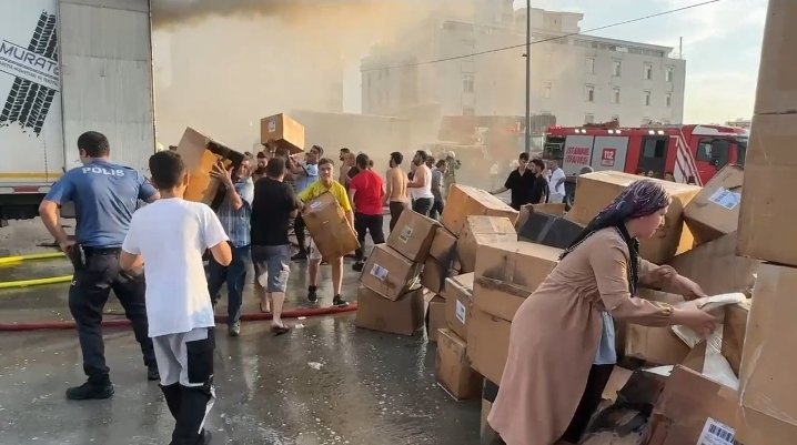 Esenyurt'ta park halindeki TIR'da yangın çıktı