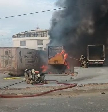 Esenyurt'ta park halindeki TIR'da yangın çıktı