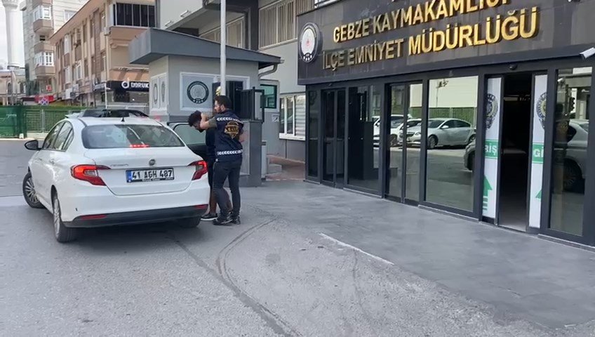 Kendini polis olarak tanıtıp dolandırıcılık yapan şahıs, para alırken kıskıvrak yakalandı