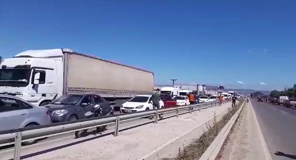 Bursa'da çiftçilerden yol kapatma eylemi!