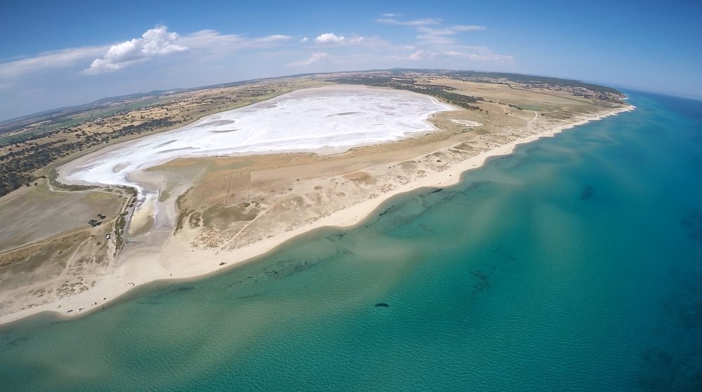 Edirne'de suyu buharlaşan göldeki tuz tabakası ortaya çıktı!