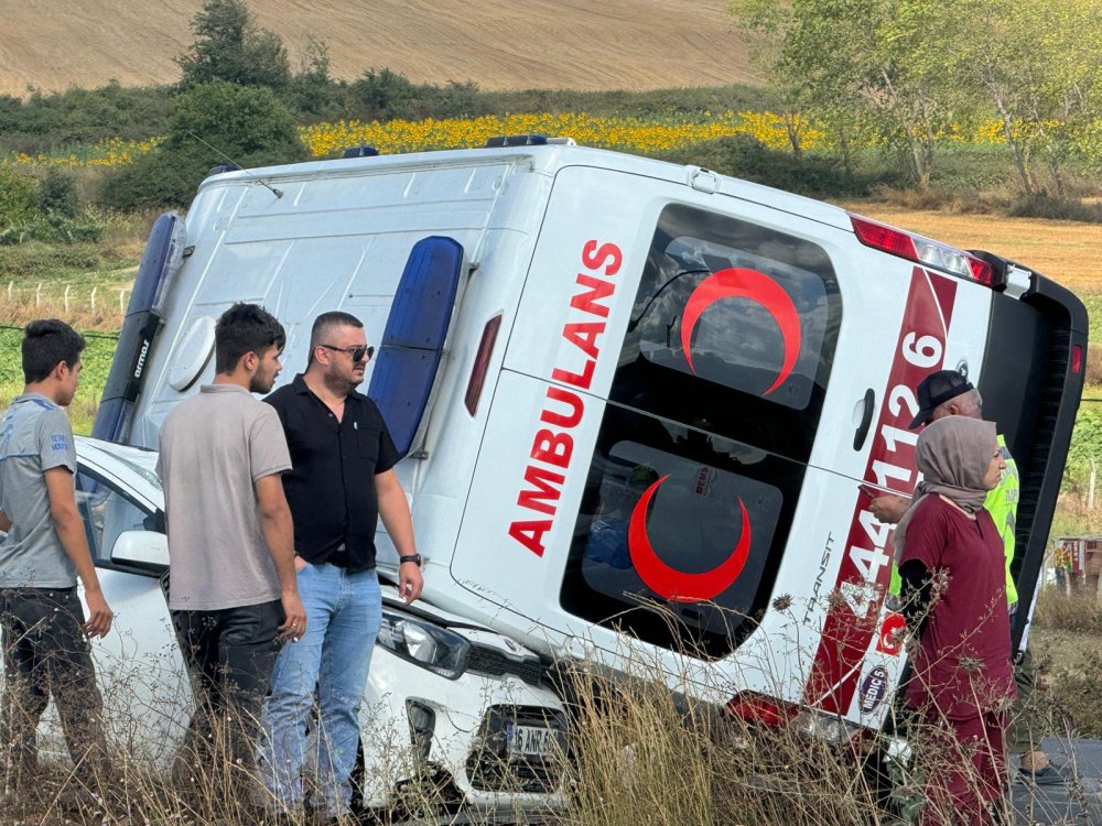 İstanbul'da otomobil ile ambulans çarpıştı