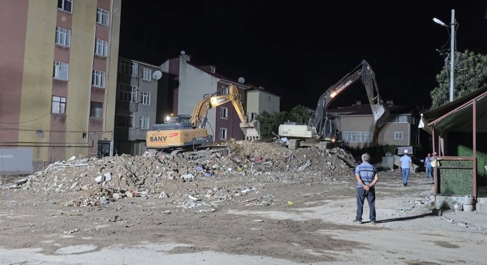 Pendik'te İETT'nin çarptığı binanın yıkım çalışmaları tamamlandı