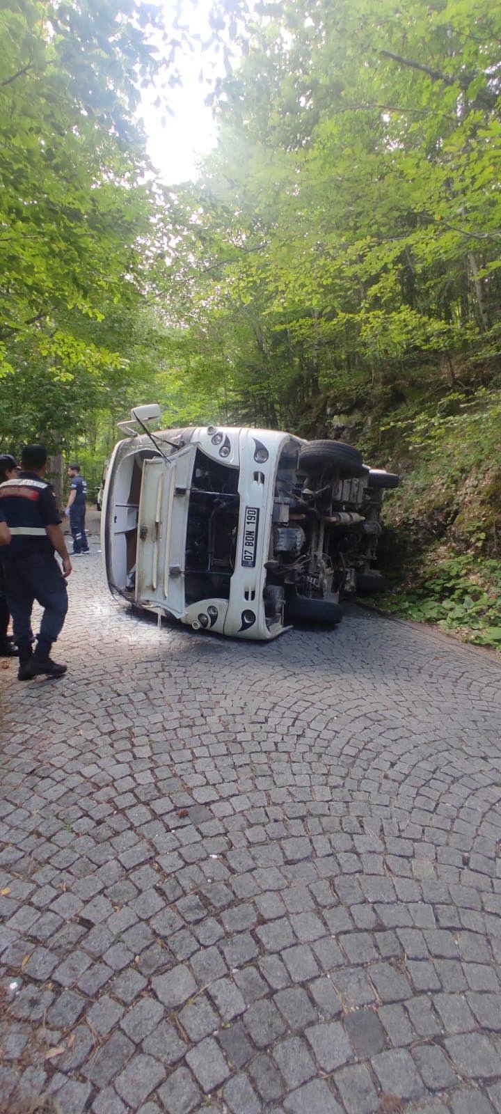 Kampa geldikleri karavanları devrilen çift yaralandı