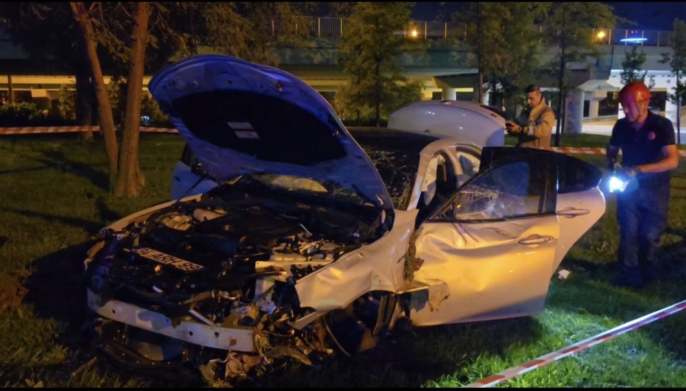 Üsküdar'da otomobil sürücüsü kontrolünü kaybedip ağaca çarptı