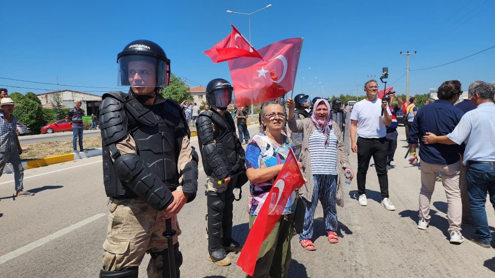 Çiftçi eylemleri bir kente daha sıçradı! Balıkesir Bandırma'da çiftçiler yol kapattı