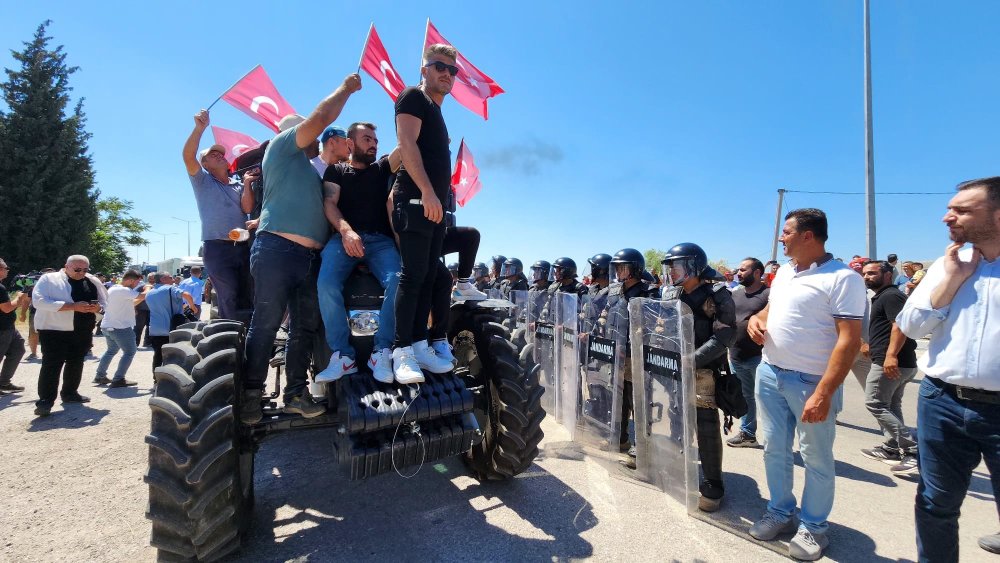 Çiftçi eylemleri bir kente daha sıçradı! Balıkesir Bandırma'da çiftçiler yol kapattı