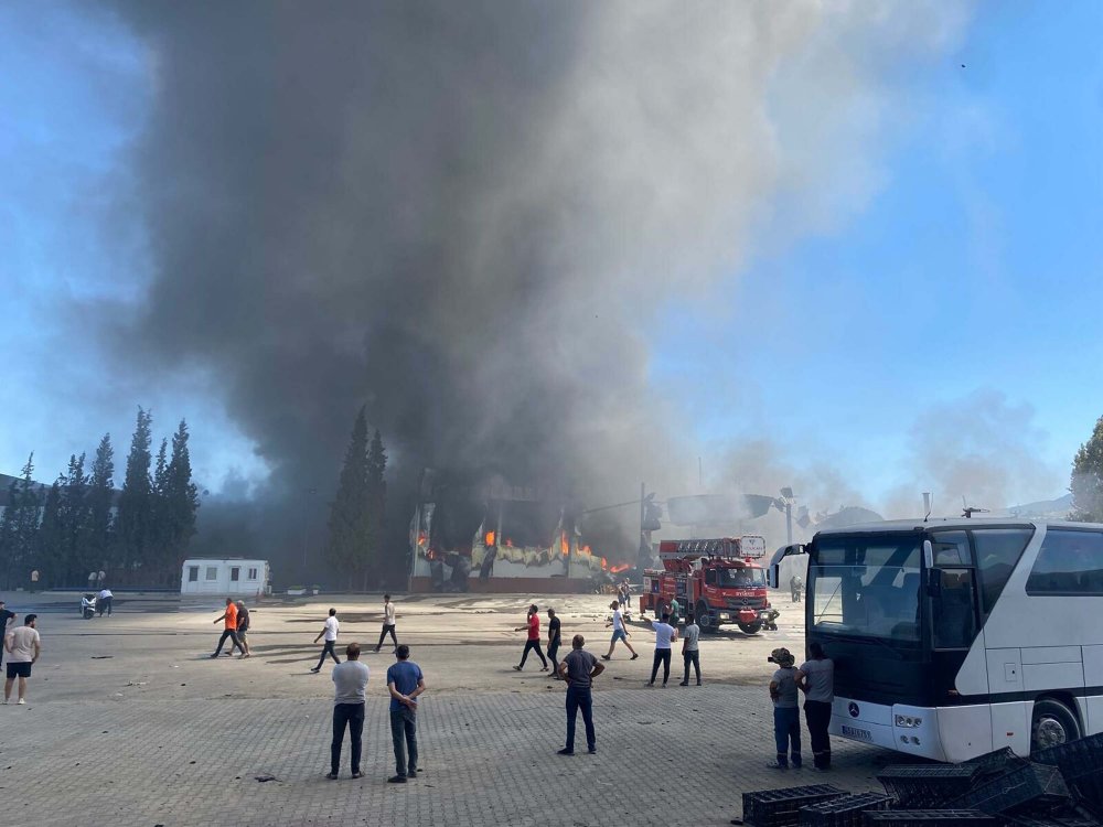 Manisa'da yaş sebze meyve işletmesinde yangın çıktı