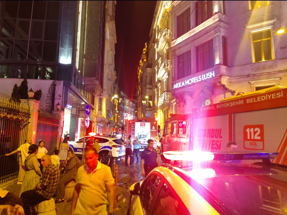 Beyoğlu'nda 9 katlı otelde yangın!