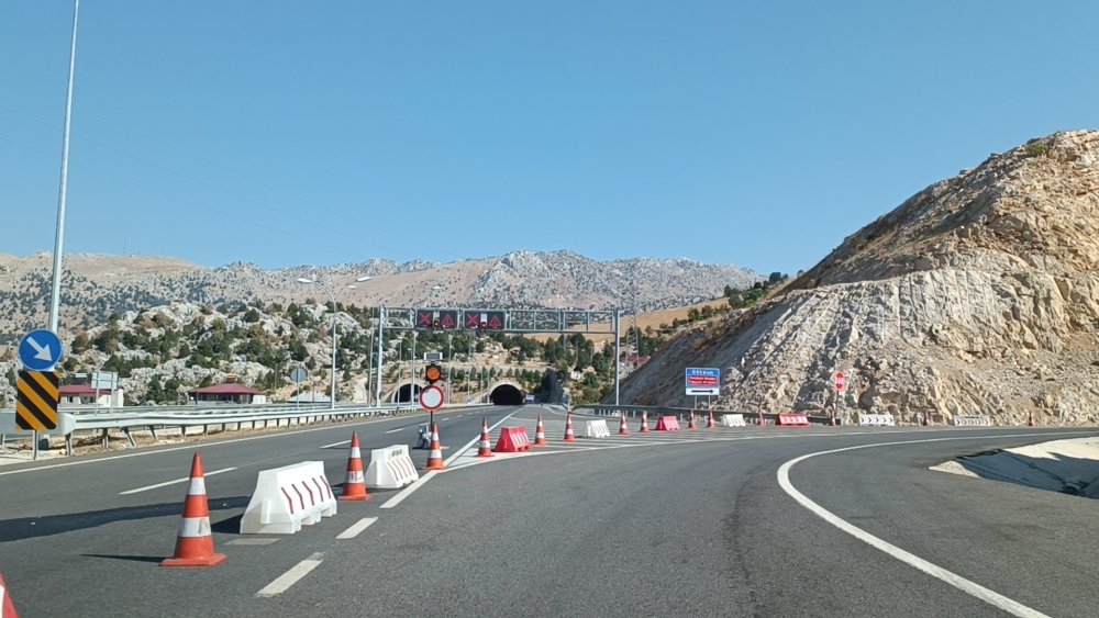 06 Şubat depreminde beton blokları oynayan Aşık Mahzuni Şerif Tüneli yeniden trafiğe kapatıldı