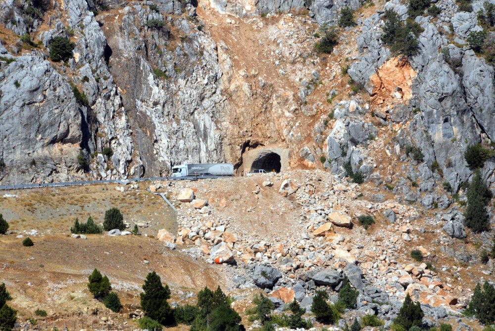 06 Şubat depreminde beton blokları oynayan Aşık Mahzuni Şerif Tüneli yeniden trafiğe kapatıldı