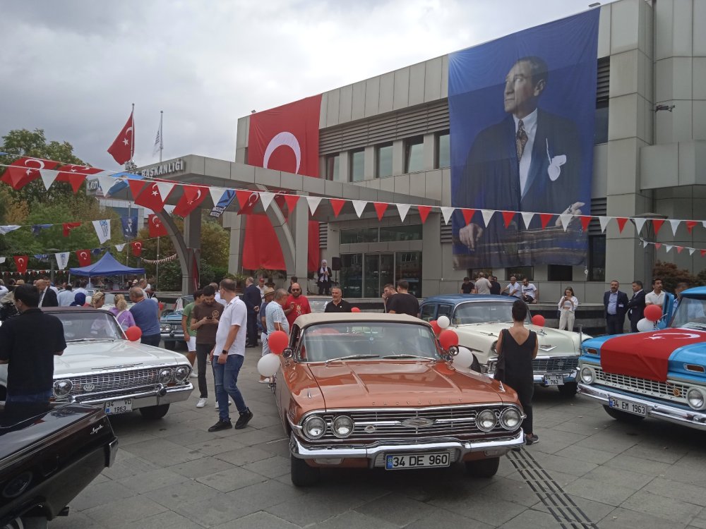 İstanbul'da klasik otomobil koleksiyonerleri 30 Ağustos'ta konvoy yaptı