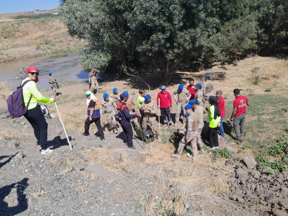 Narin'i arama çalışmalarının 10'uncu gününde cuma namazında dualar edildi