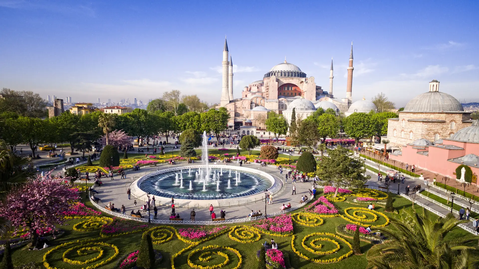 the-exterior-of-the-6th-century-byzantine-eastern-roman-hagia-sophia-istanbul-awpcnmyxq.webp